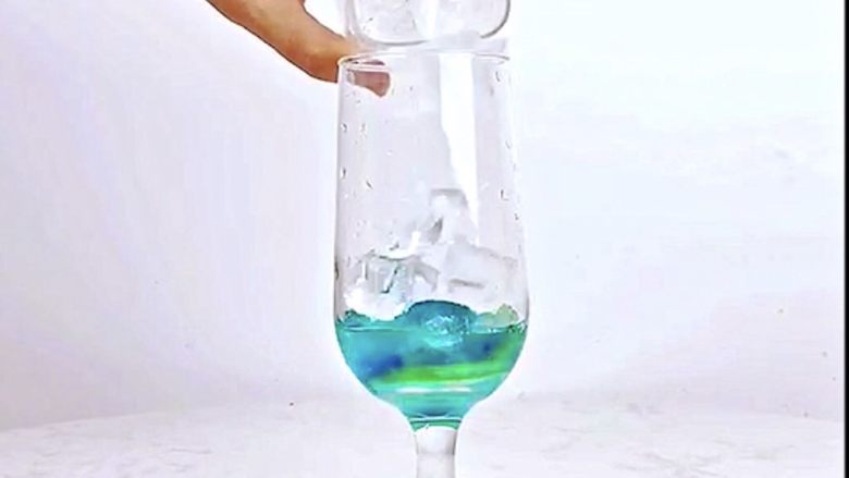 微醺解暑不易醉,一支细腻的饮品,比香槟还好喝!,倒入适量<a style='color:red;display:inline-block;' href='/shicai/ 12035'>冰块</a>