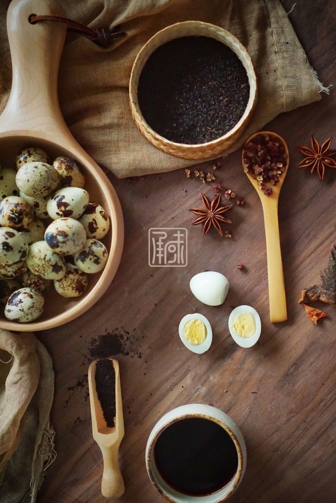 传男不传女的茶叶鹌鹑蛋,没你想的那么难,如果你喜欢味道更浓郁的可以将一半的蛋进行去皮。而另外一部分用勺子背面一个个敲碎。
