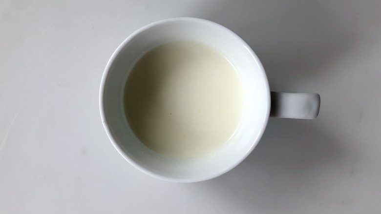 蓝天白云鸡尾酒奶冻,把<a style='color:red;display:inline-block;' href='/shicai/ 1124'>奶粉</a>放入温水中调匀,可以直接用纯牛奶