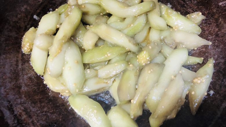 经典肉末茄子,把茄子炒软之后盛出备用,炒的过程中看情况可以加适量清水。