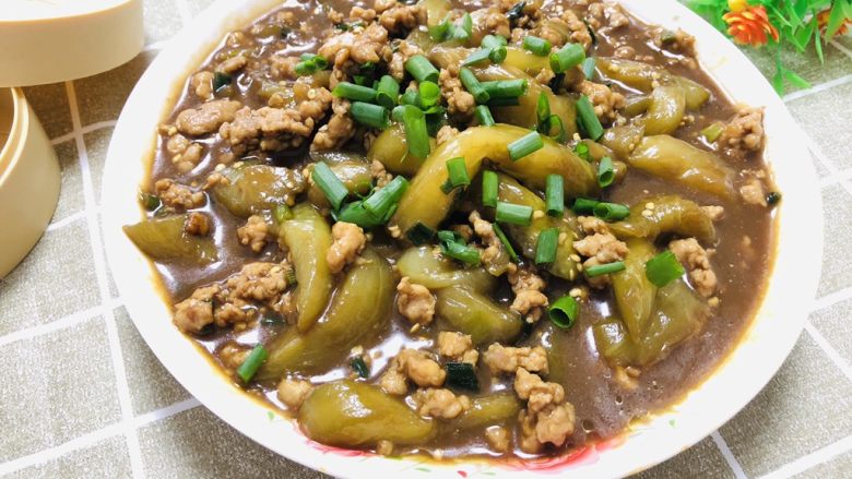 经典肉末茄子,最后装盘,再撒上点小葱,完成!
