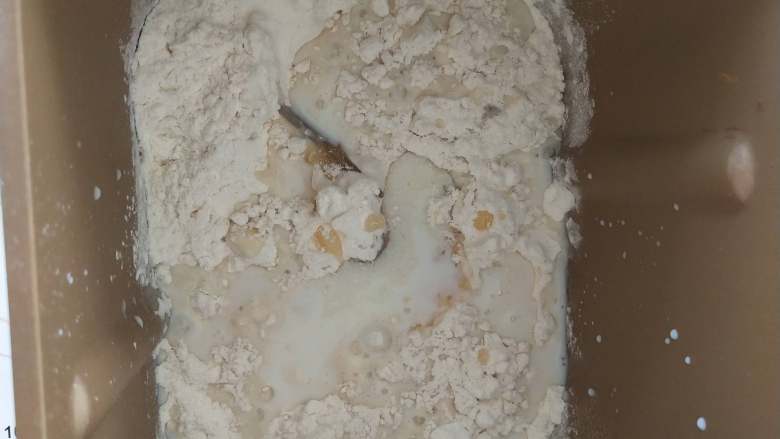 蜂蜜橙香土司,2、除黄油和橙皮外所有材料放入面包机或者厨师机中揉面。