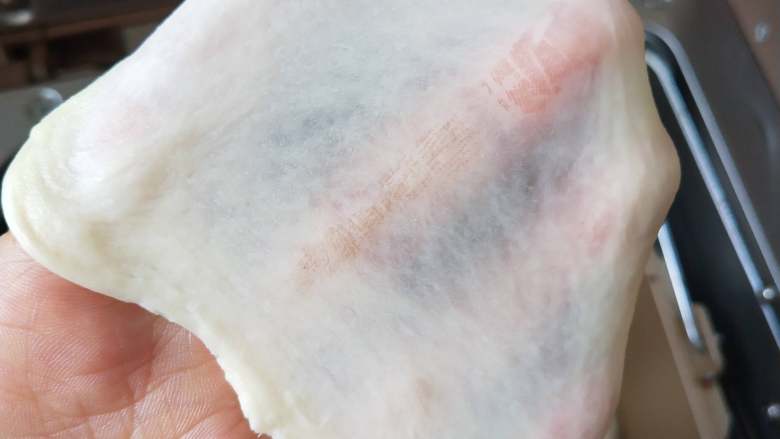 蜂蜜橙香土司,4、揉成完全阶段,出薄膜为止。