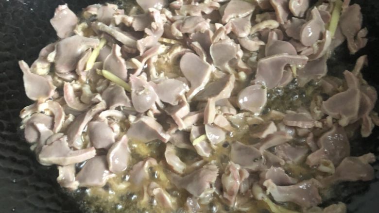 爆炒鸡胗,锅中放适量的油 (猪油炒的味道更香哦)加入鸡胗和姜丝 少许的料酒 大火爆炒