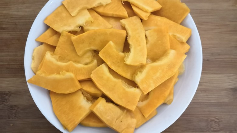 南瓜糯米夹心饼,把南瓜片,放入盘中