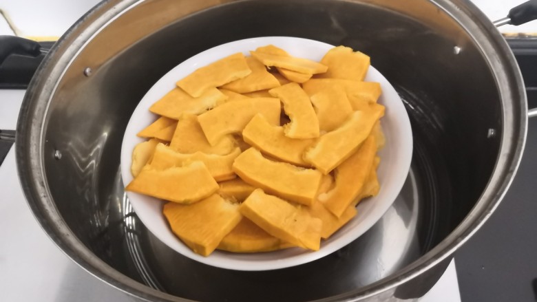 南瓜糯米夹心饼,把装南瓜的盘子,放入蒸锅