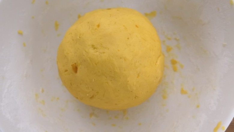 南瓜糯米夹心饼,把絮状的粉块,揉成粉团