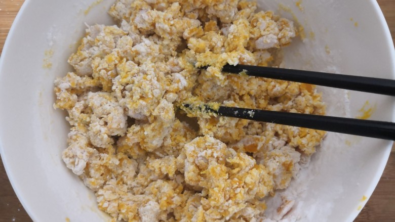 南瓜糯米夹心饼,用筷子,先搅拌成絮状