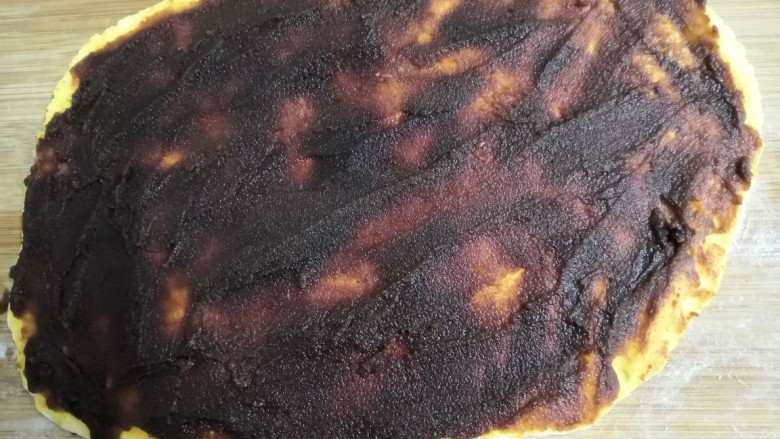 南瓜糯米夹心饼,先把,一块薄片上,铺上豆沙馅