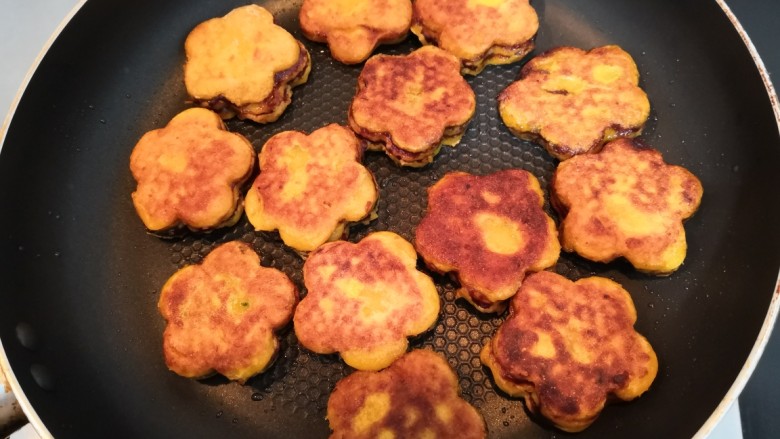 南瓜糯米夹心饼,煎至一面金黄后,翻面再煎至金黄,即可盛出