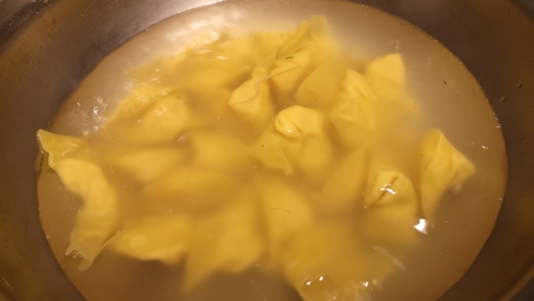 鸡肉抄手,水烧开,下入抄手。