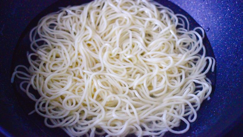 虾仁茄丁打卤面,另起锅倒入适量清水煮沸后,放入新鲜碱面煮熟过冷水后,沥干水分。