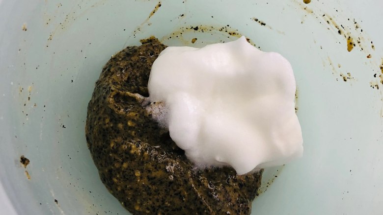 宝宝零食:黑芝麻饼干,先取少量的蛋白,加入到蛋黄糊里,用挂刀切拌均匀,注意不要画圈和压拌,轻轻拌均匀就好了。