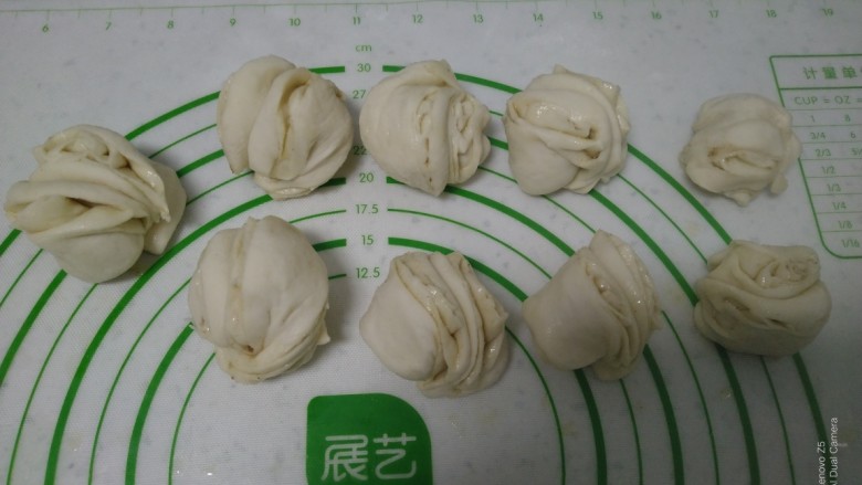 水煎花卷,2个叠在一起,两端从不同的方向一拧,收口朝下。