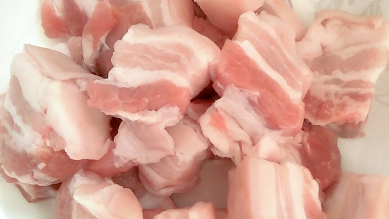 红烧五花肉,五花肉洗净切块,放入盘中