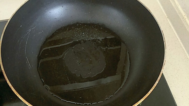 红烧五花肉,锅烧热,倒入食用油,