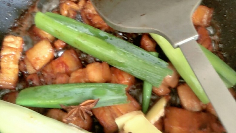 红烧五花肉,加入葱段,姜片,蒜瓣辣椒