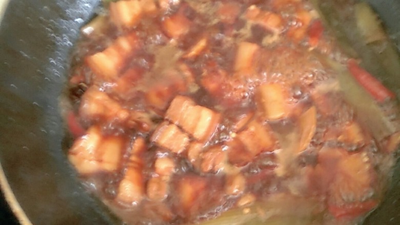 红烧五花肉,加盐适量,大火收汁