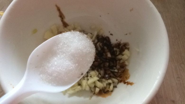 红烧茄子,再加入糖;