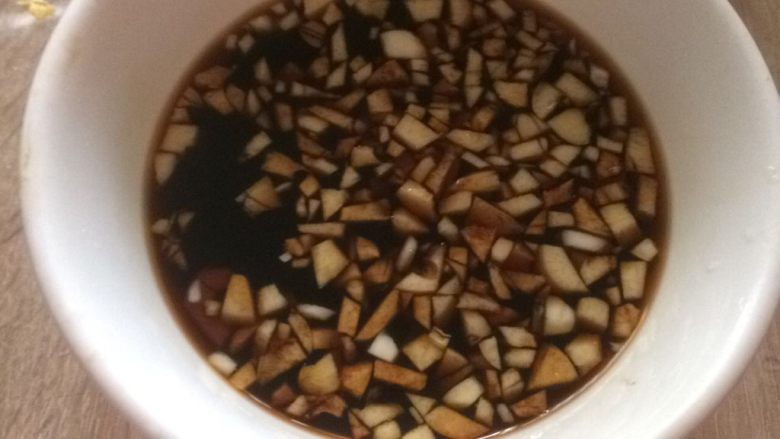 红烧茄子,然后加水,一碗水即可,调好的酱汁待用;