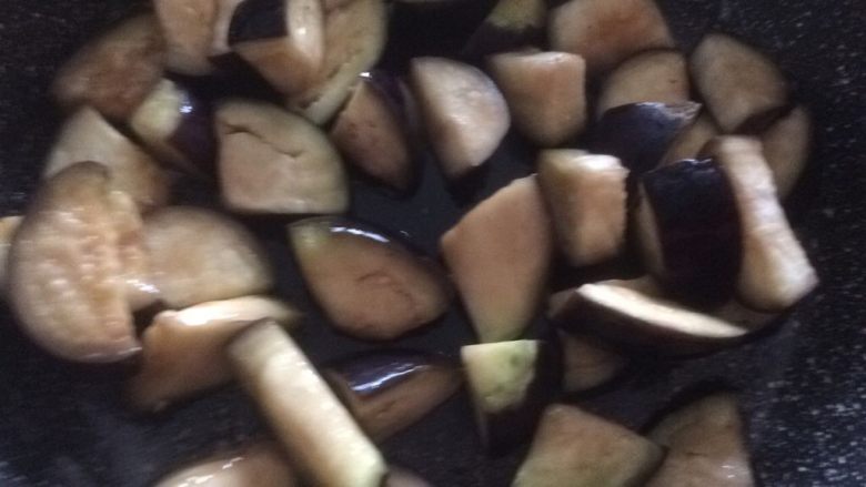红烧茄子,锅中放一点油,平时炒菜的用量就可以,然后将茄子放入锅中,翻炒至茄子变色;