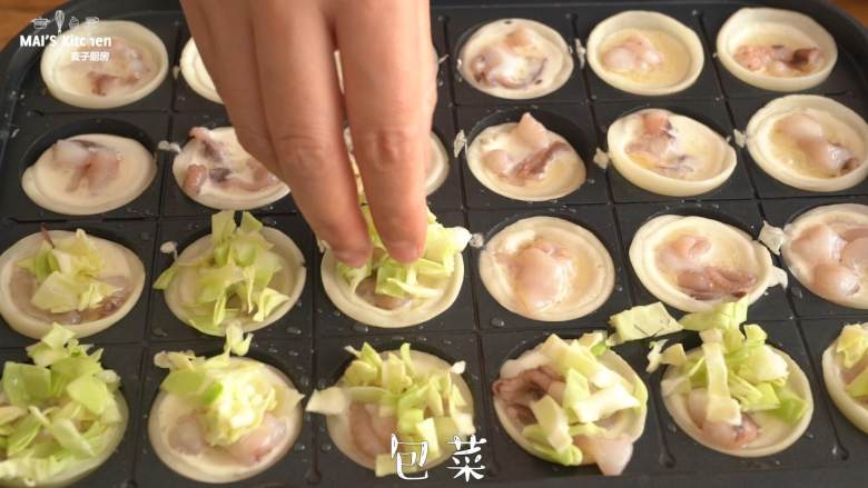 在家做地道的日式【章鱼小丸子】,放上章鱼粒和卷心菜碎,在上面倒入剩余的面糊