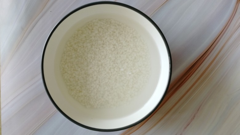 番茄丝瓜补钙粥,大米,加水,浸泡半小时