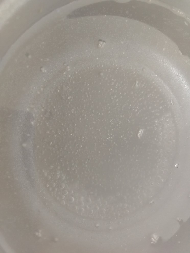 番茄丝瓜补钙粥,锅里加水,开大火烧煮