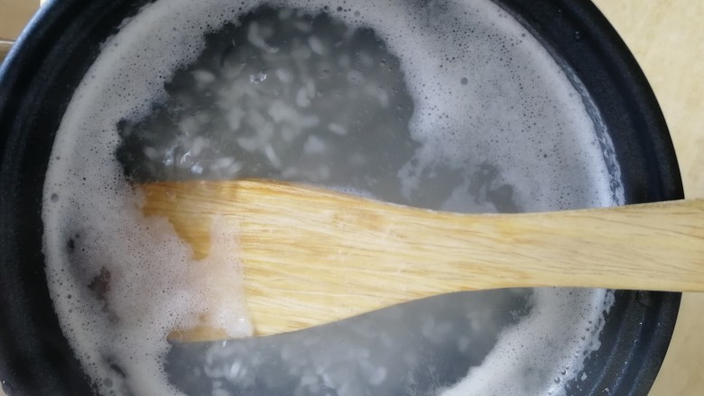 番茄丝瓜补钙粥,搅拌均匀,防止大米粘锅