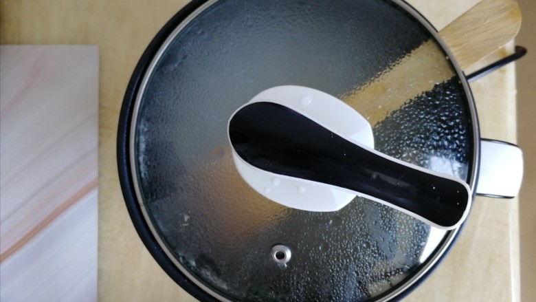 番茄丝瓜补钙粥,再次煮开后,关小火慢煮。放入铲子(防止煮沸汤溢出来),盖上锅盖,煮10分钟