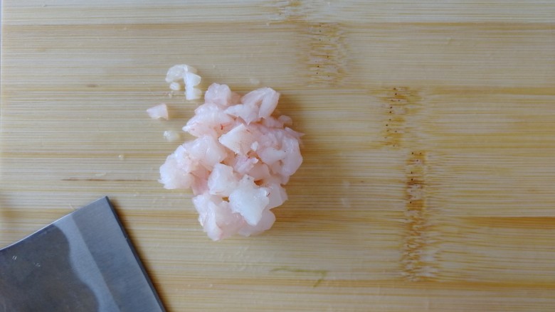 番茄丝瓜补钙粥,煮粥的同时,冻虾泡水里化冰后捞起来, 切碎装碗里