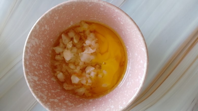 番茄丝瓜补钙粥,碗里打入鸡蛋