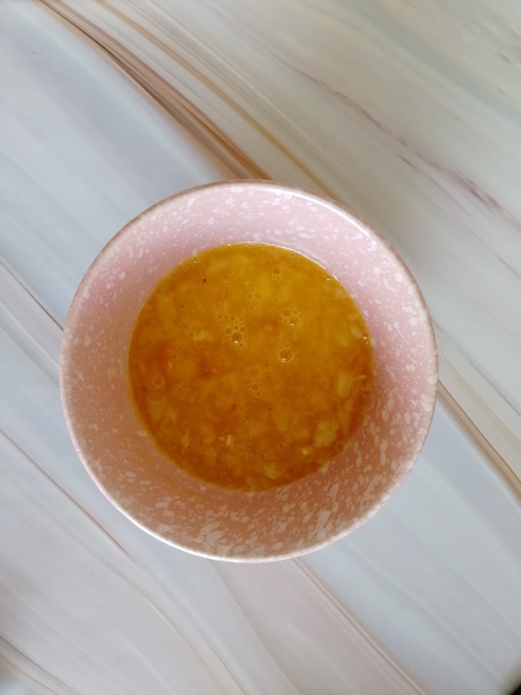 番茄丝瓜补钙粥,加入盐,搅拌均匀,放好备用