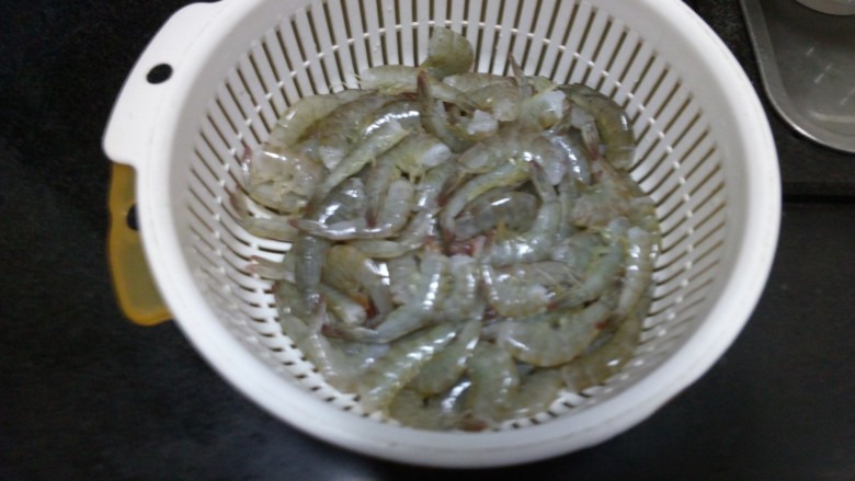 茄汁大虾,j将虾处理干净后放入盐和<a style='color:red;display:inline-block;' href='/shicai/ 718'>料酒</a>，用手按摩一下虾，使盐和<a style='color:red;display:inline-block;' href='/shicai/ 718'>料酒</a>渗透进虾肉。然后放置八分钟左右。