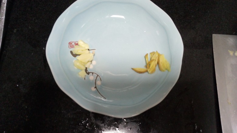茄汁大虾,将蒜头和<a style='color:red;display:inline-block;' href='/shicai/ 37'>姜</a>切成条备用