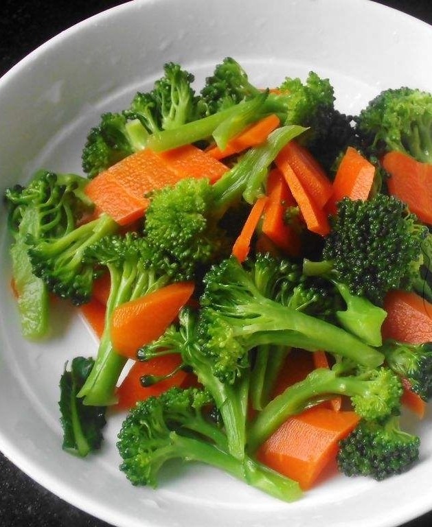 西兰花玉米鸡肉糕,西蓝花和胡萝卜焯好水,捞出备用