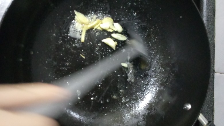 茄汁大虾,用剩下的油将蒜和姜煸香
