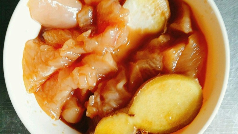 西兰花玉米鸡肉糕,加入姜片,<a style='color:red;display:inline-block;' href='/shicai/ 718'>料酒</a>腌制十分钟去腥