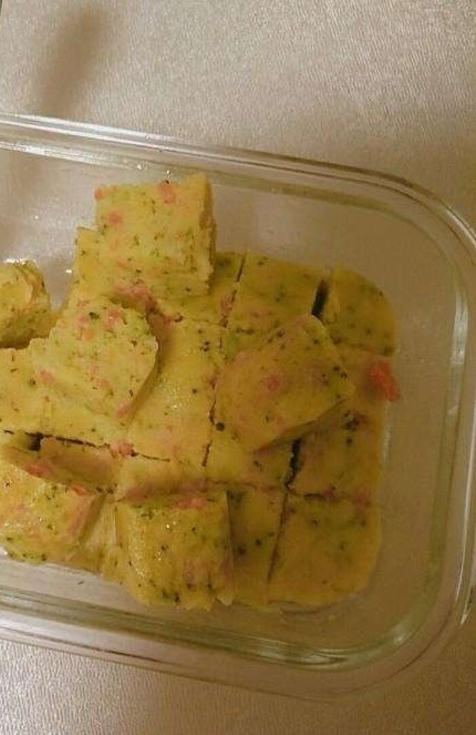 西兰花玉米鸡肉糕,取出晾凉脱模,用刀切成小块