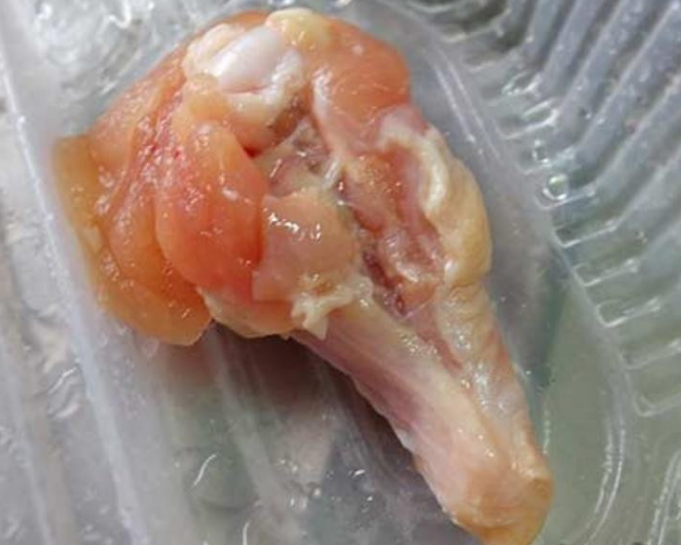 孜然菇菇烤翅腿,鸡翅腿先用刀在皮少那面划一道,深约至骨