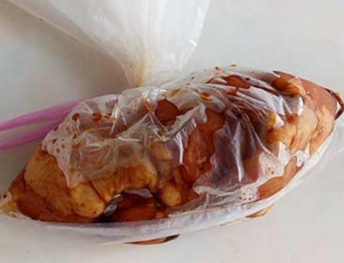 孜然菇菇烤翅腿,乾净塑胶袋中倒入所有调味料揉匀,再放入鸡翅腿揉匀,入冷藏醃渍半天以上