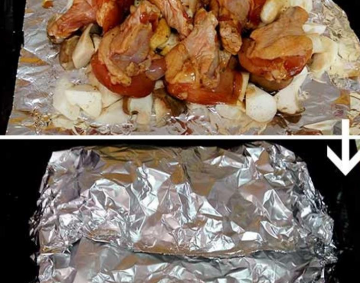 孜然菇菇烤翅腿,放上醃好的翅腿,将铝箔纸包起封好,放入预热好的烤箱中,200度先烤10~15分鐘