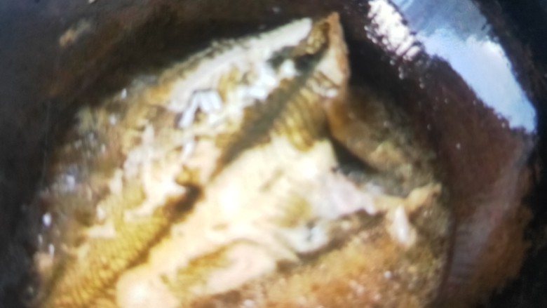 炖扁口鱼,倒油,摇一摇充满锅,放入鱼,让鱼充分进去油中,翻个面