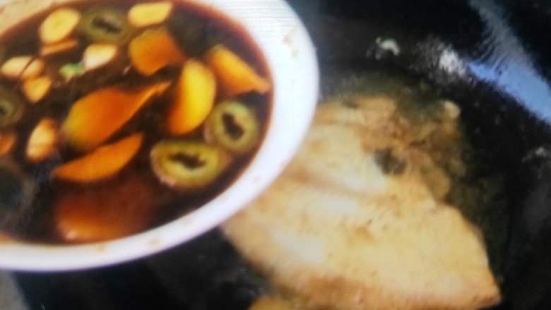 炖扁口鱼,倒入汁,倒入一碗水,炖15-20分钟,出锅