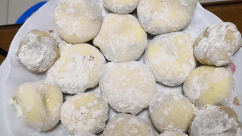 奥利奥雪媚娘,包好后撒上炒好的糯米粉(我做的是小雪媚娘)