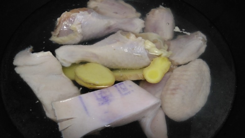 鸡翅根炖鸡翅、土豆、胡萝卜、长豆角,鸡翅根、鸡翅、🐷皮解冻后洗净,冷水下锅放入<a style='color:red;display:inline-block;' href='/shicai/ 37'>姜</a>片焯水。
