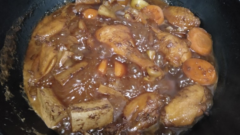 鸡翅根炖鸡翅、土豆、胡萝卜、长豆角,大火煮开转小火煮40分钟。