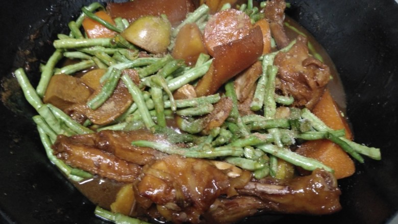鸡翅根炖鸡翅、土豆、胡萝卜、长豆角,倒入豆角,加入盐。
