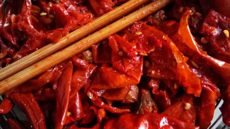 川味调味料一糍粑海椒,挤干水份。