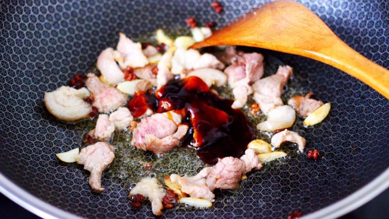 菜心红椒炒肉片,看见猪肉片变色后,倒入<a style='color:red;display:inline-block;' href='/shicai/ 721'>蚝油</a>。